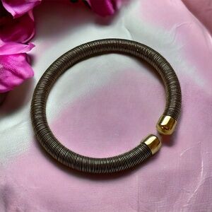 GOLD ESSENZIA FLEXIBLE CUFF WIRE BRACELET IN BLACK/GOLD.